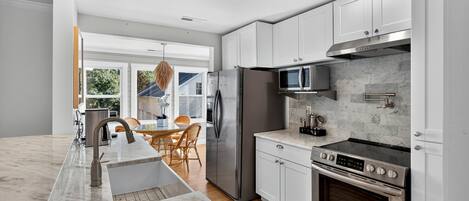 冰箱、微波炉、烤箱、炉灶