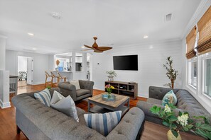 TV, tavolo da calcetto, tavolo da ping pong