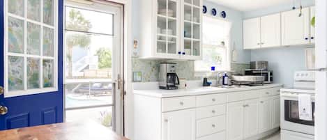 ثلاجة، ميكروويف، موقد طهي مسطح، ماكينة لصنع القهوة/الشاي