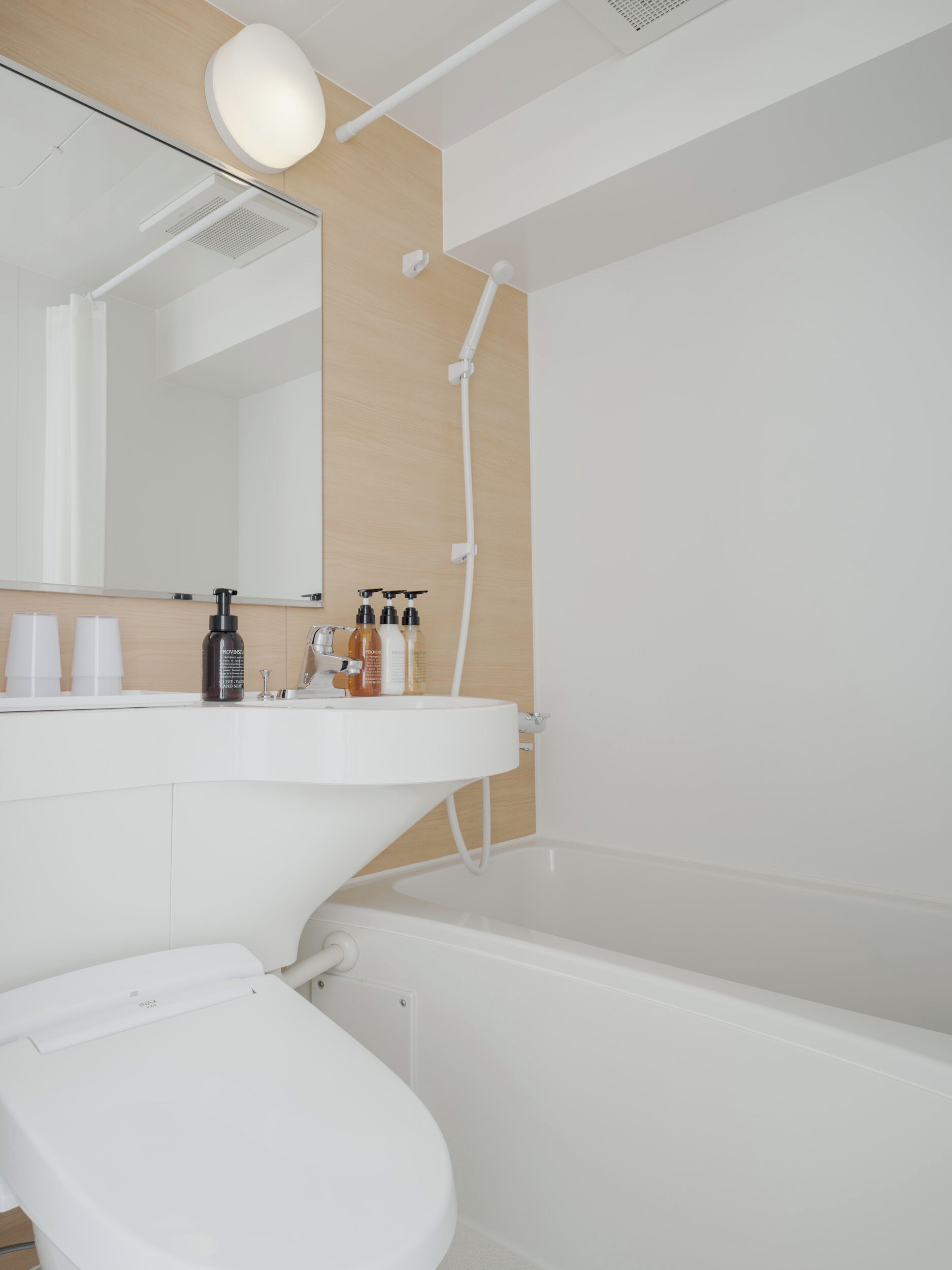 Combined shower/bathtub, deep-soaking bathtub, free toiletries