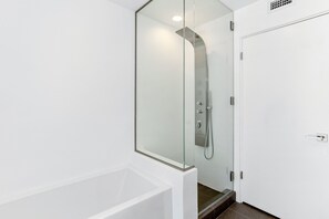 Douche, sèche-cheveux, serviettes fournies