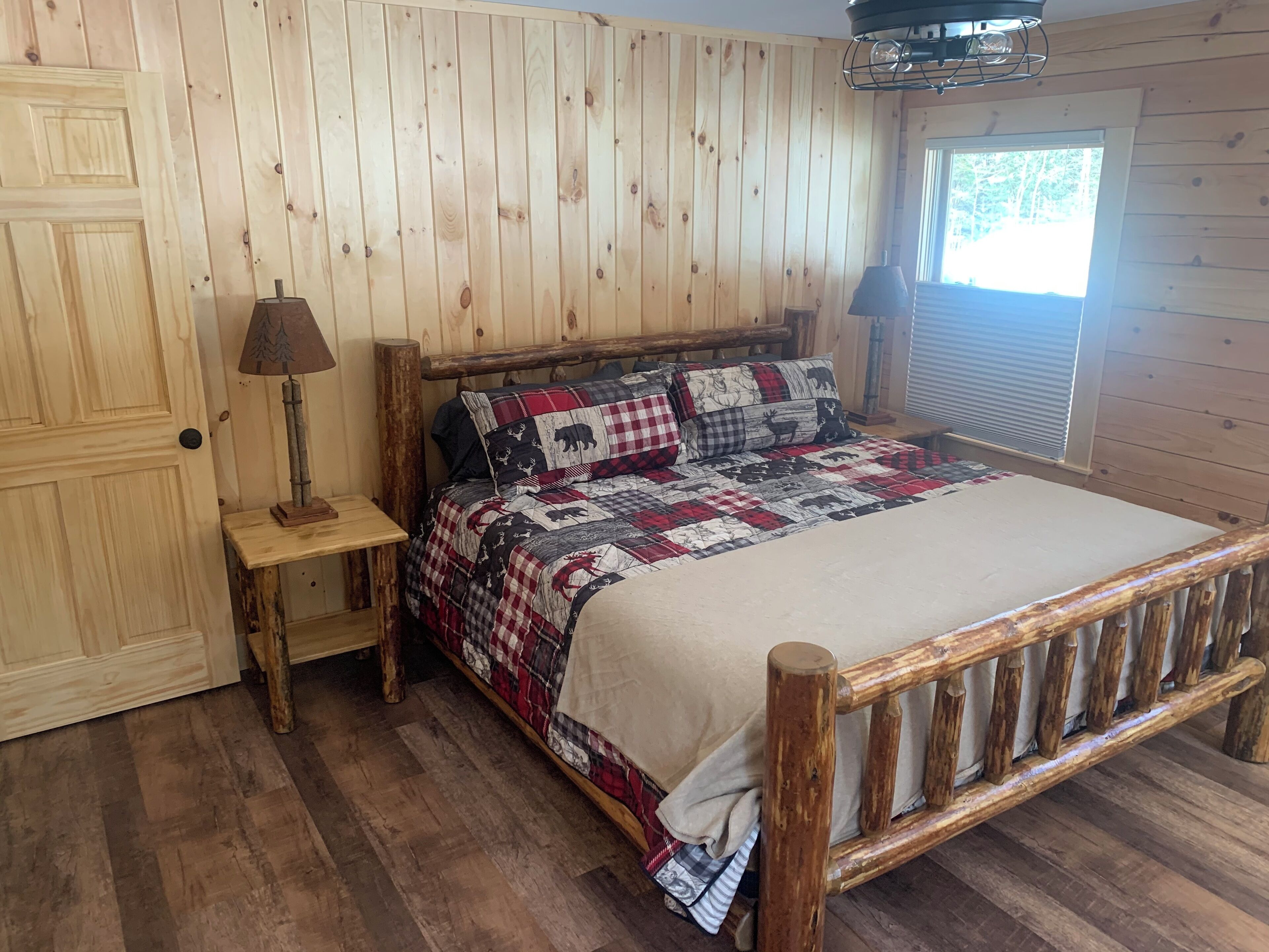 Beautiful, New, 2 BR Log Cabin Nestled in Front of Back Lake