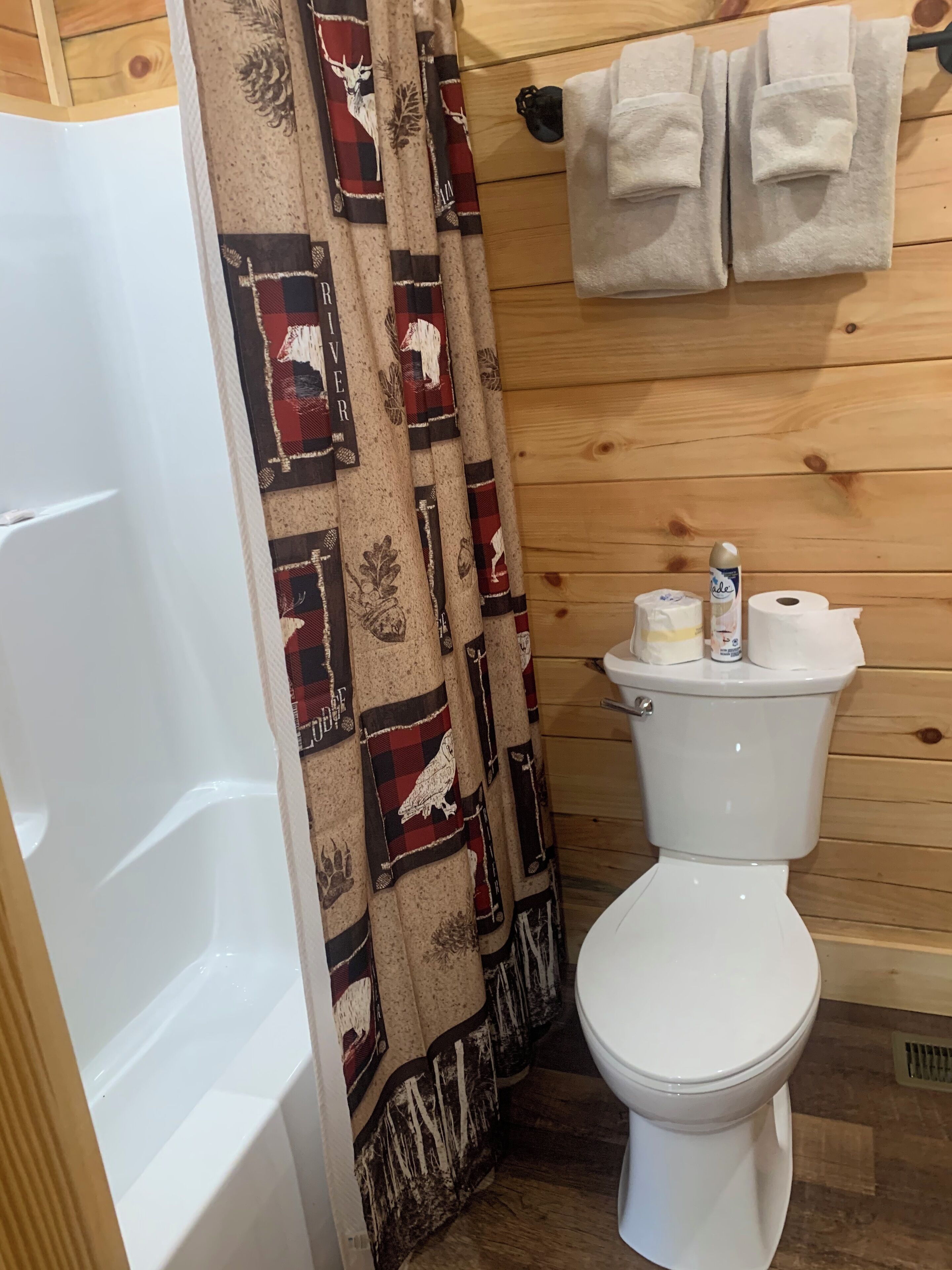 Beautiful, New, 2 BR Log Cabin Nestled in Front of Back Lake