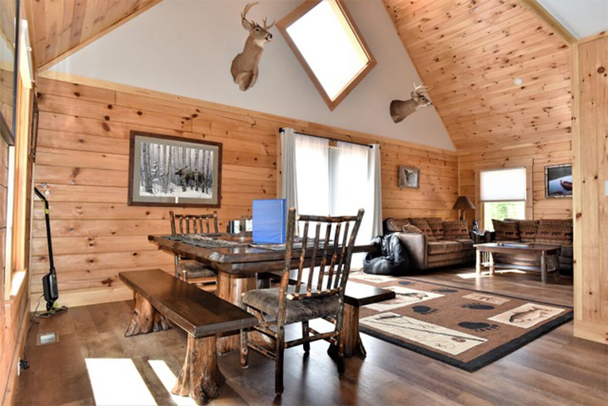 Beautiful, New, 2 BR Log Cabin Nestled in Front of Back Lake