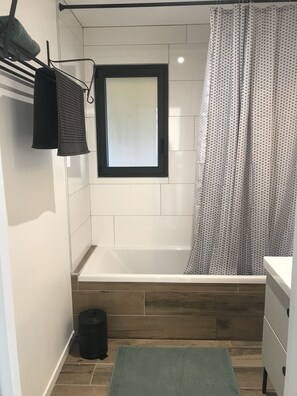 Bathtub, hair dryer, soap, toilet paper - Maison Vue sur mer (Saint-Pabu)