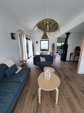 Téléviseur, livres, bureau