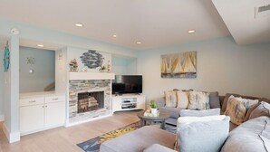 A modern living room with a fireplace, a flat-screen TV, and a sofa set. - Large Three Bedroom Villa Directly on George Fazio Championship Golf Course! (Hilton Head)