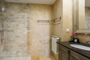 Baignoire, sĂšche-cheveux, serviettes fournies