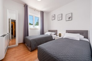 4 bedrooms, bed sheets