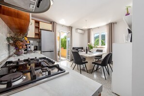Geschirrspüler, Wasserkocher mit Kaffee-/Teezubehör