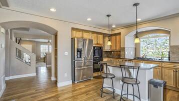 Køleskab, mikrobølgeovn, ovn, kogeplade