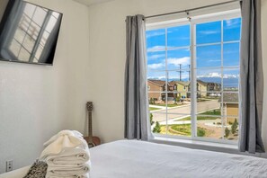 4 bedrooms, desk, iron/ironing board, WiFi