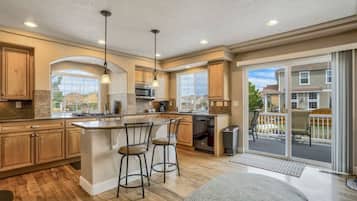 Køleskab, mikrobølgeovn, ovn, kogeplade