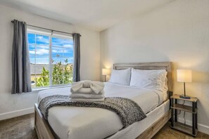 4 bedrooms, desk, iron/ironing board, WiFi