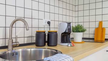 Frigorifero, piano cottura, macchina per tè/caffè