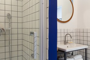 Shower, hair dryer, towels, shampoo - Stylish loft in the city center (Trieste)