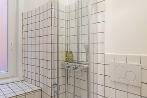 Shower, hair dryer, towels, shampoo - Stylish Studio in the Heart of the City (Trieste)
