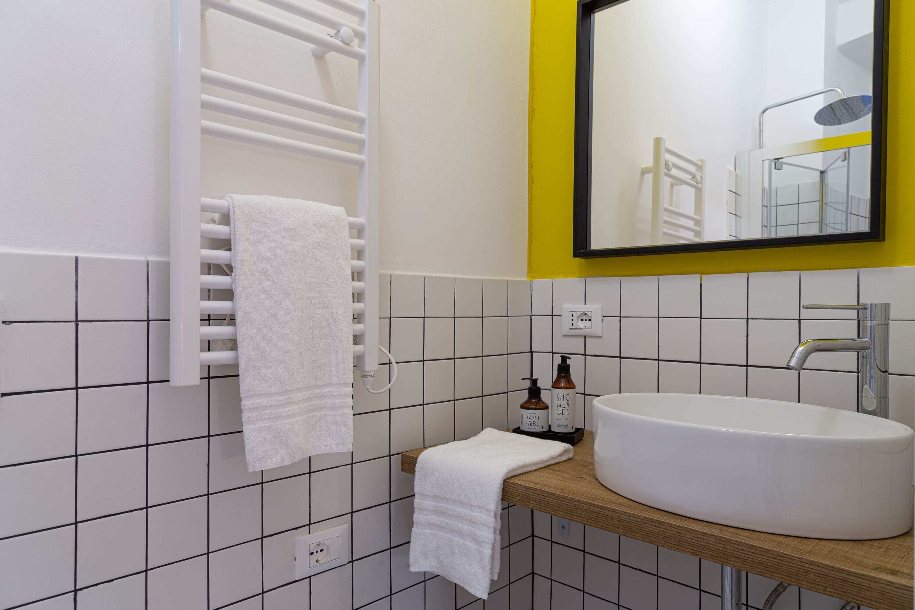 Een douche, een haardroger, handdoeken, shampoo