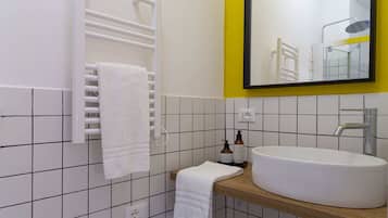 Een douche, een haardroger, handdoeken, shampoo