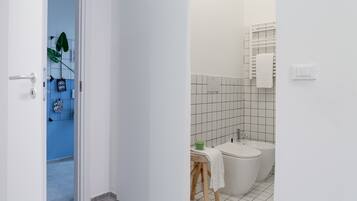 Dusche, Haartrockner, Handtücher, Shampoo