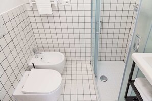 Dusch, hårtork, handdukar och schampo