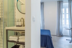 Shower, hair dryer, towels, shampoo