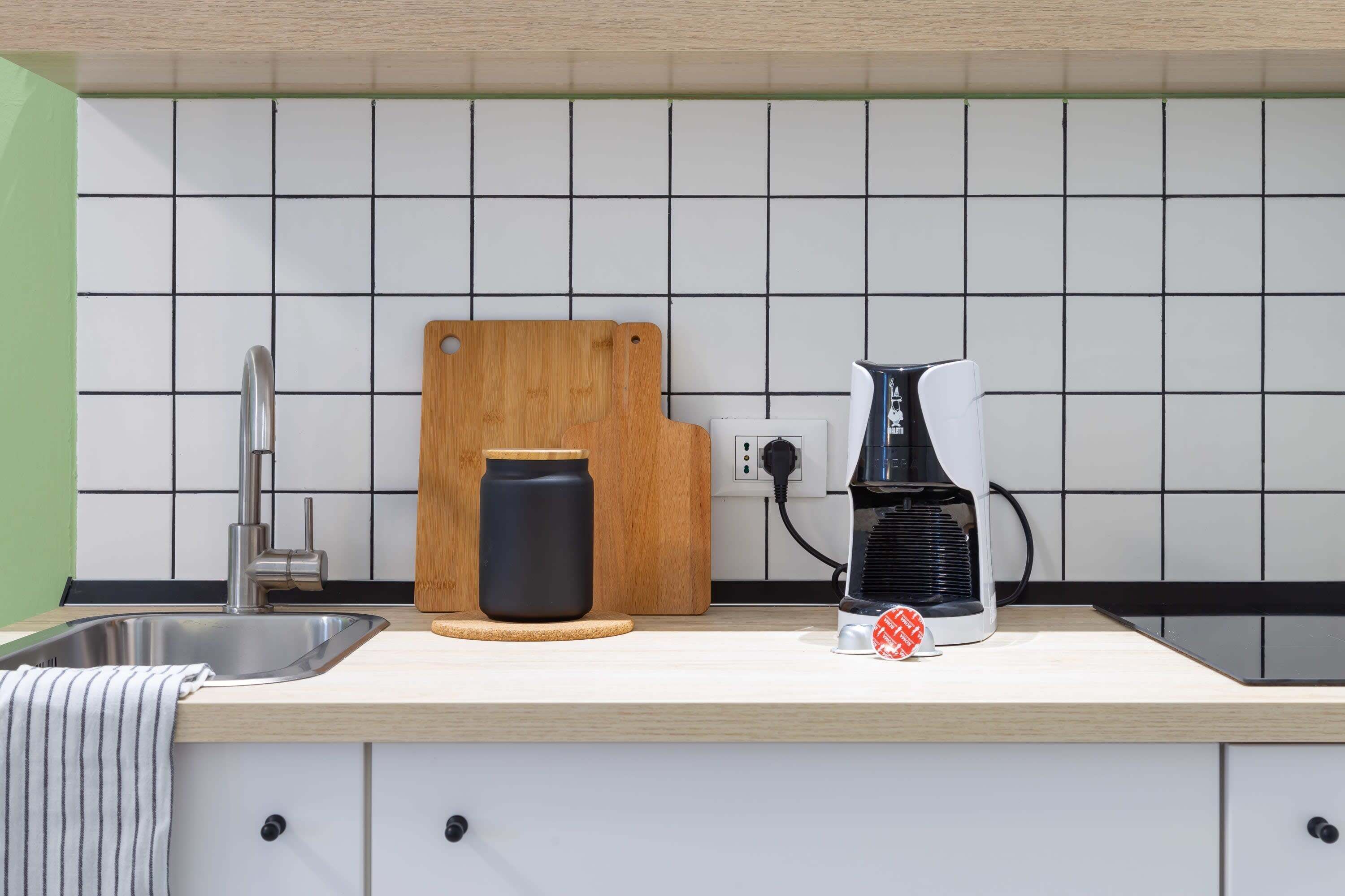 Réfrigérateur, plaque de cuisson, cafetière/bouilloire