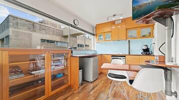 Fridge, microwave, stovetop, dishwasher