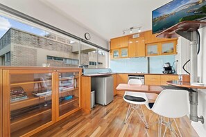 Fridge, microwave, stovetop, dishwasher