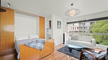 Una televisión, una oficina