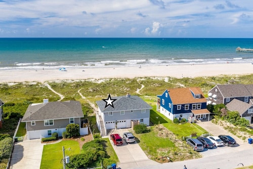 Classic Oceanfront Beach Cottage by Oceanana Pier