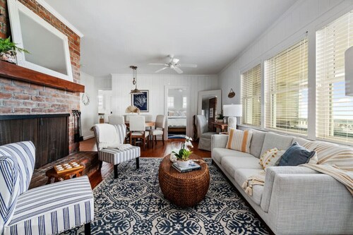 Classic Oceanfront Beach Cottage by Oceanana Pier