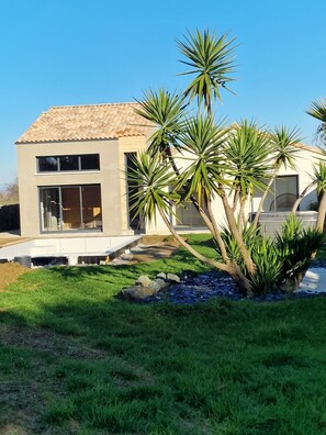 Property grounds - Villa 10/12 p. SWIMMING POOL, SPA & PRIVATE SAUNA 2 kms from the beach, marshes, forests (Saint Vincent sur Jard)