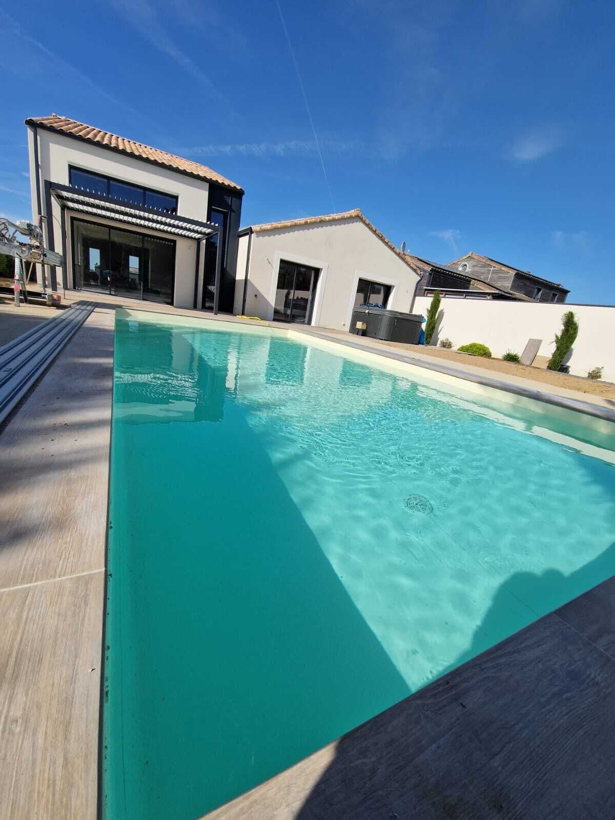 Alberca techada y alberca al aire libre