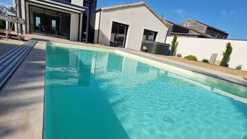 Alberca techada y alberca al aire libre