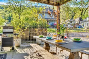 Outdoor dining - Upscale Gorgeous Home | CLOSE to Downtown! (Chattanooga)