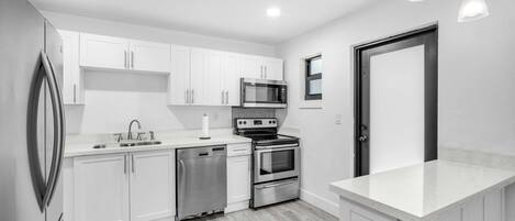 Batterie de cuisine, vaisselle et ustensiles