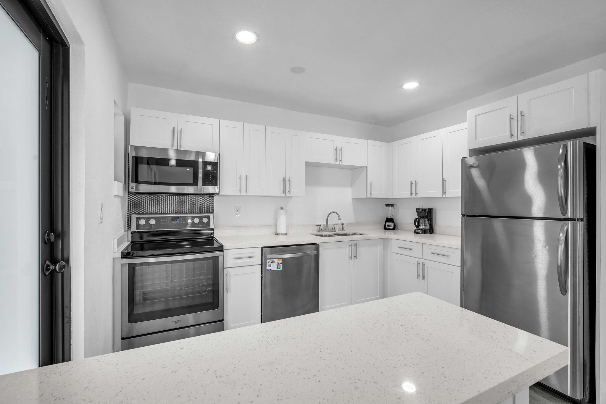 Refrigerador, microondas, horno y parrilla de estufa 