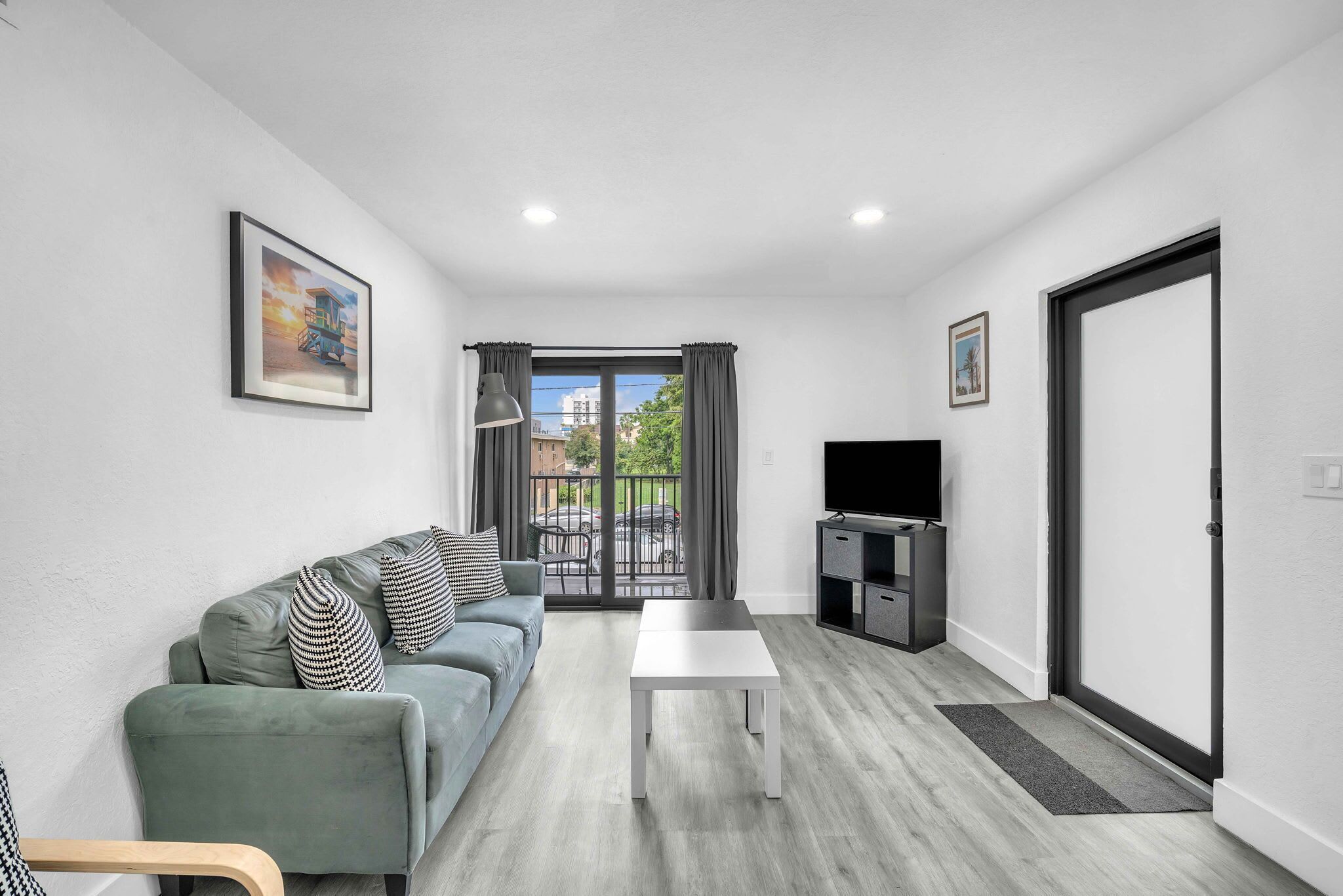 Televisión y oficina 