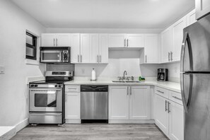 Fridge, microwave, oven, stovetop - West Brickell #1 2BR | Close to Brickell & Wynwood (Miami)