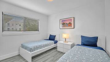 2 bedrooms, iron/ironing board, WiFi