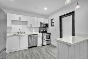 Cookware/dishes/utensils - West Brickell  #3 - Modern 2/1 Apt & Parking (Miami)