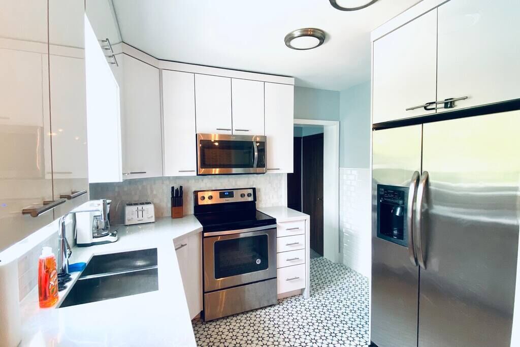 Lush Tropical Villa - 3/2 with Pool and Renovated