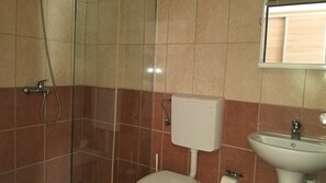 Dusj, håndklær, såpe og toalettpapir