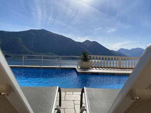 Penthouse with spectacular view - pool and free parking