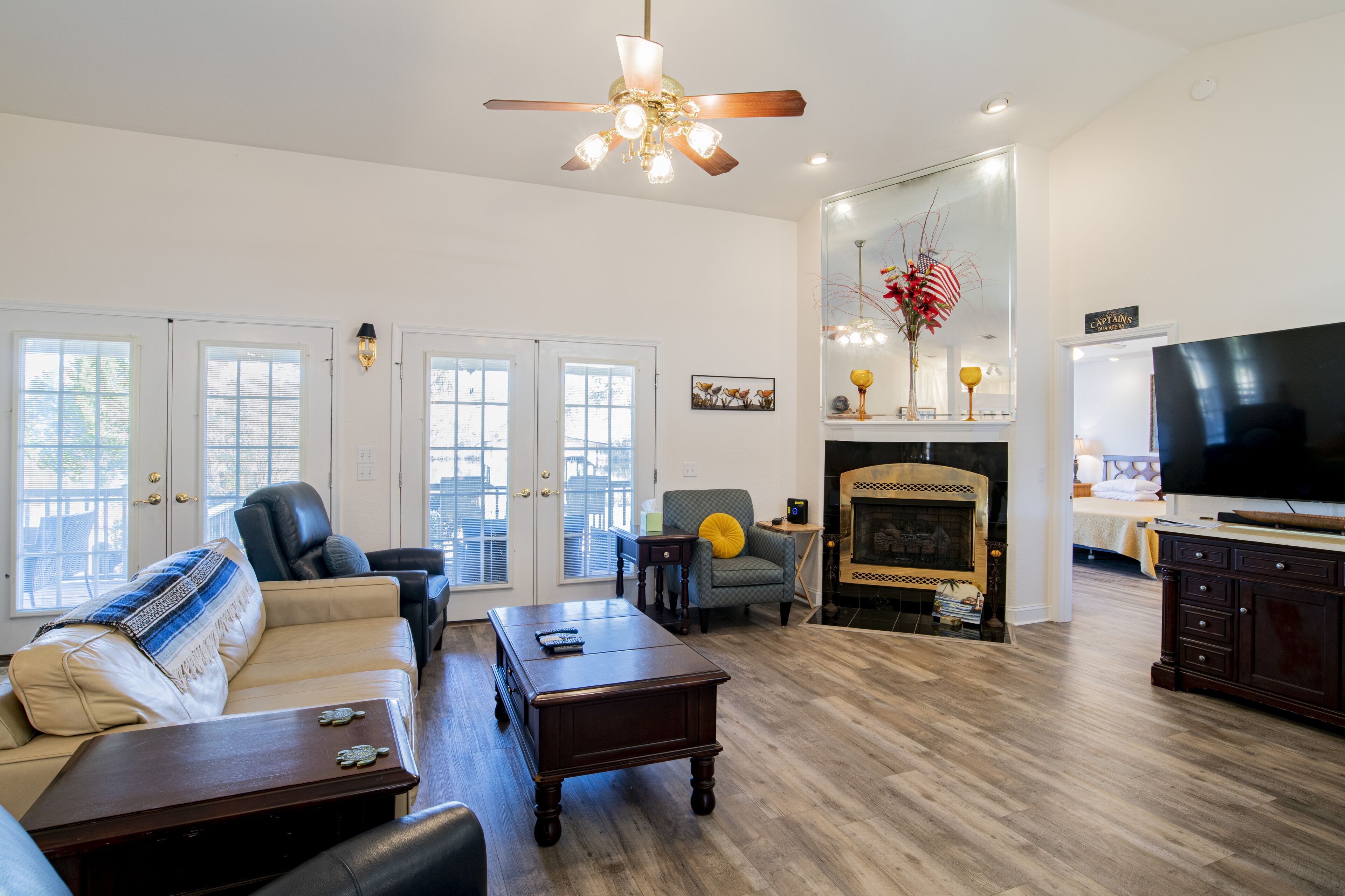 Pirate Cove, Perfect Waterfront Fun, Boat Dock, Fire Pit, Kayaks, Fishing, Covered deck, Fireplace