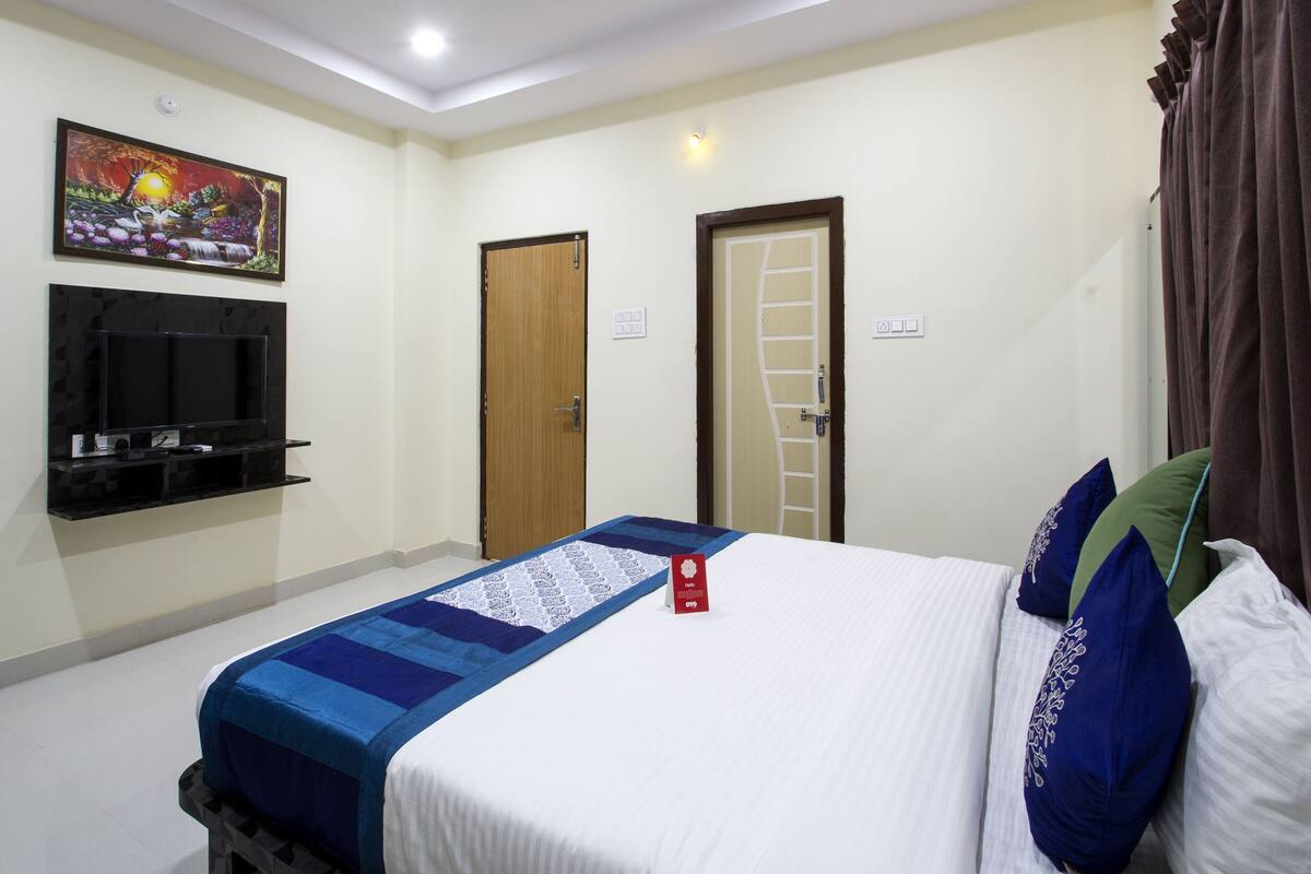 premium double room | desk, bed sheets