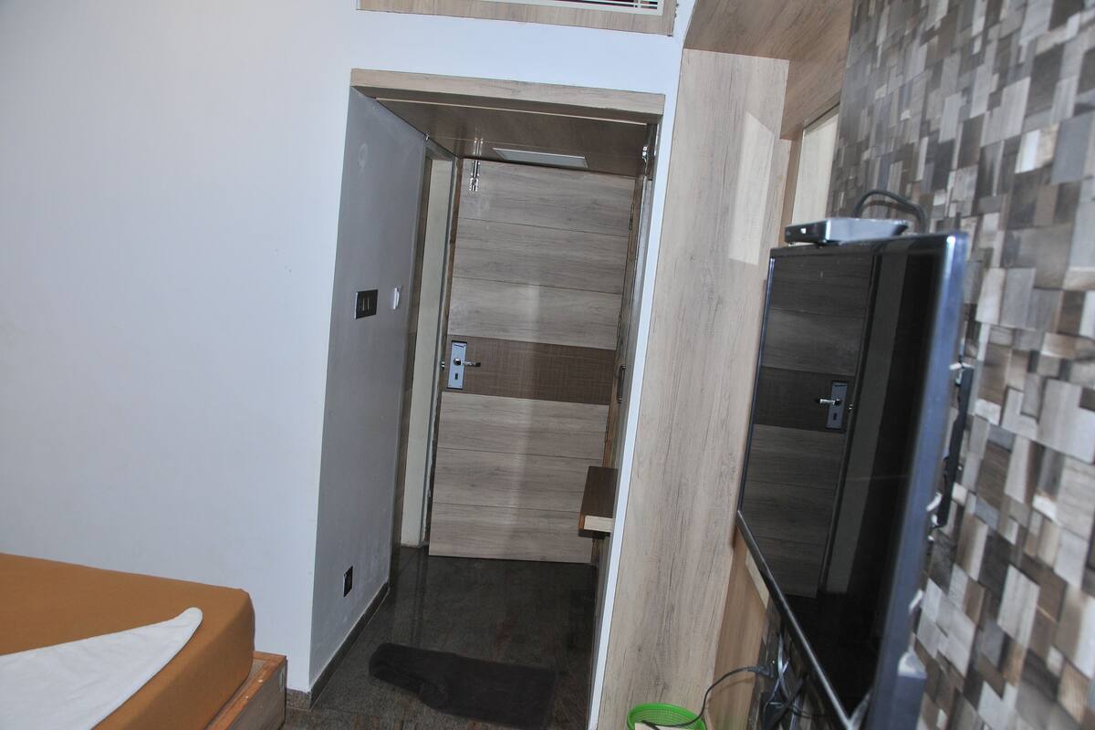 premium double room | desk, bed sheets