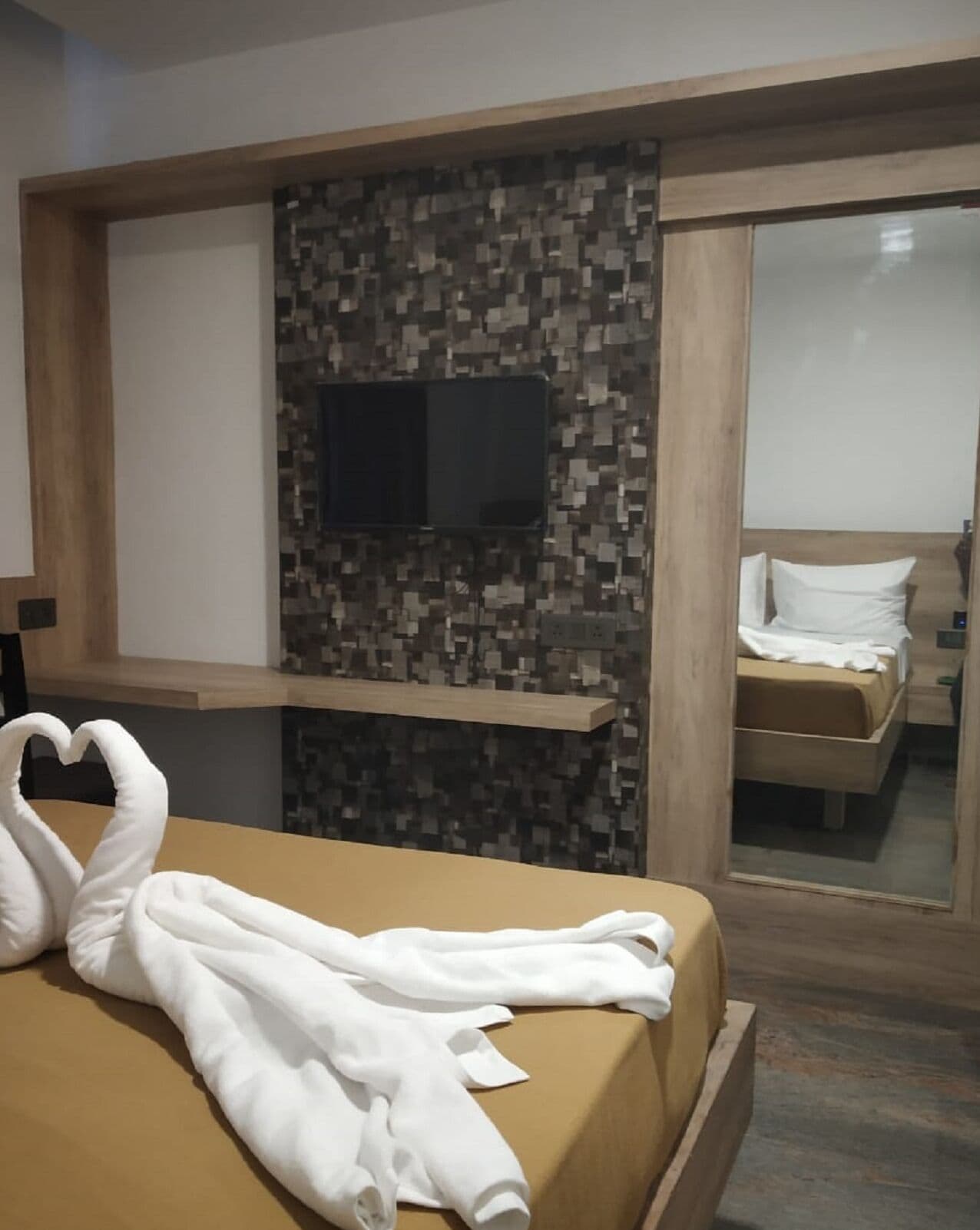 premium double room | desk, bed sheets