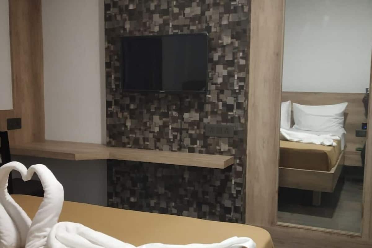 premium double room | desk, bed sheets